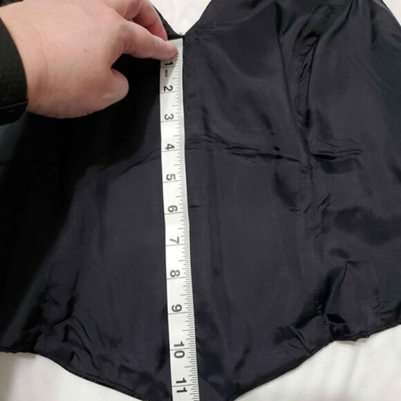 Formal 3 pieces. Size 12. Black velvet halter top. Green skirt and shawl - Picture 4 of 8